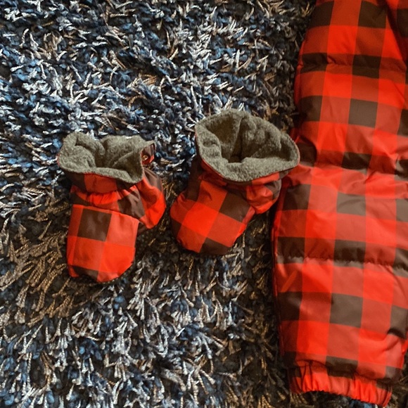 Baby gap snow suit with gloves and footies - Picture 4 of 6